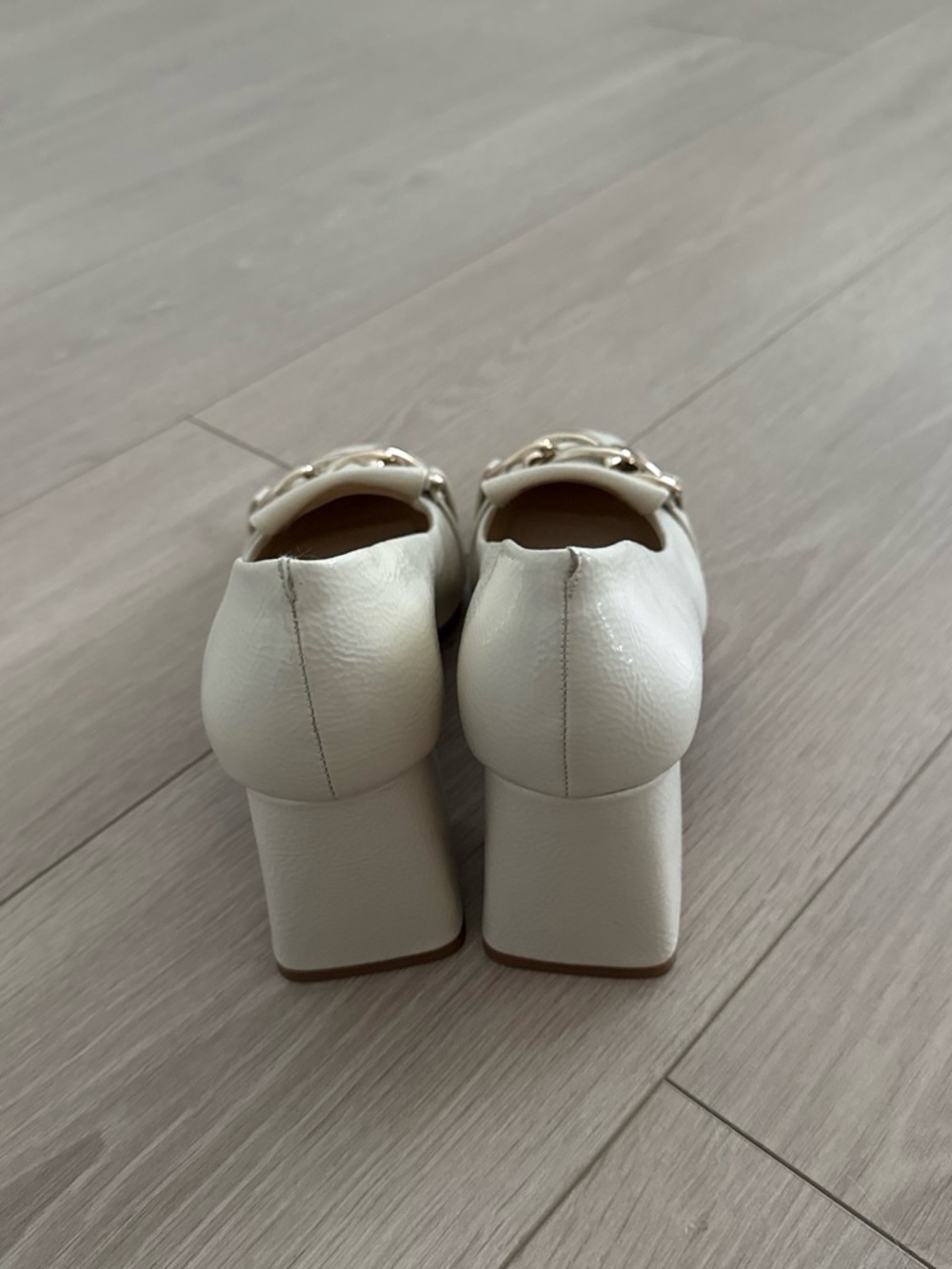Alex Marie Cream Leather Pumps with Gold Chain Accent - Picture 4 of 4